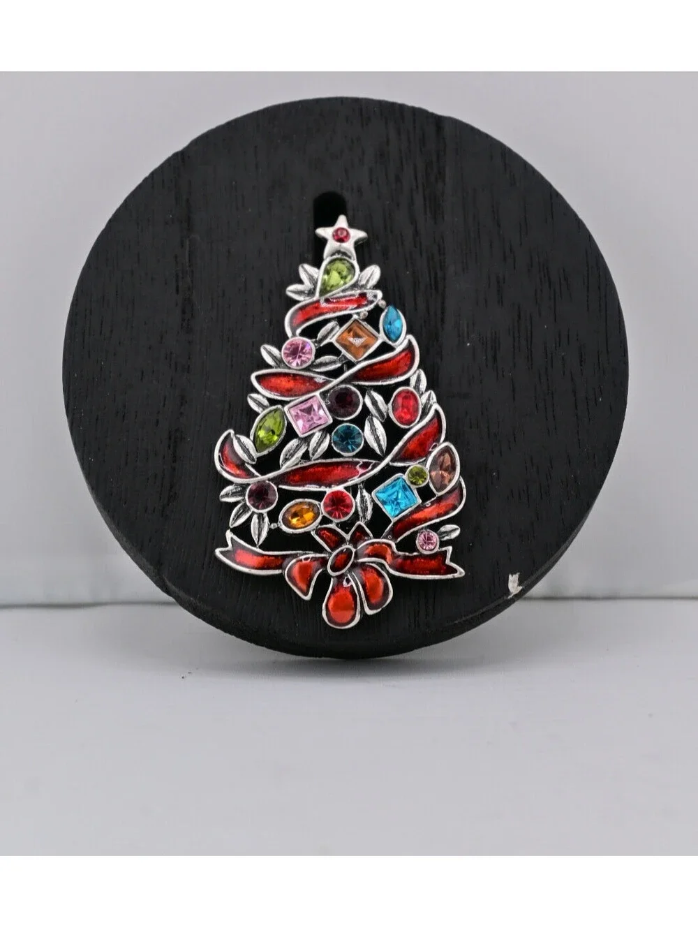 premier desing retired merry and broght christmas tree broocgh